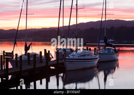 Barche a vela a Waterhead in Ambleside sul Lago di Windermere al tramonto, Lake District, UK. Foto Stock