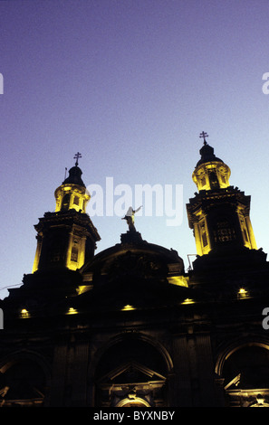 La facciata della Cattedrale Metropolitano sulla Plaza de Armas accesa al crepuscolo- Santiago del Cile. Foto Stock