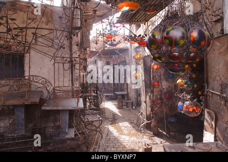 Un ferro battuto officina di illuminazione in profondità nella Medina di Marrakech Ian McEwen Foto Stock