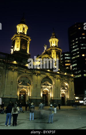 La facciata della Cattedrale Metropolitano sulla Plaza de Armas accesa al crepuscolo- Santiago del Cile. Foto Stock