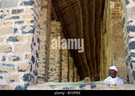 Sacerdote a Debre Berhan Selassie chiesa in Gonder Foto Stock