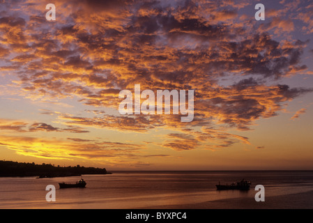 Dramtic nuvole e barche in Bahia Valparaiso a unset sul centro storico di porto e città di Valparaiso - Cile Foto Stock