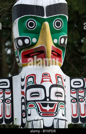 Close up Thunderbird casa pole, uno dei Totem situato nel Parco di Stanley, Vancouver, British Columbia. Foto Stock