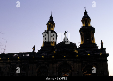 La facciata della Cattedrale Metropolitano sulla Plaza de Armas accesa al crepuscolo- Santiago del Cile. Foto Stock