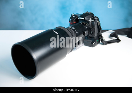 Digitale Nikon D300 fotocamera con un 300mm 2.8 lungo un teleobiettivo attaccato. Foto Stock