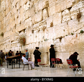 Gli ebrei ortodossi pregano dal Muro del Pianto a Gerusalemme Israele Foto Stock