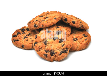 Pila di biscotti con scaglie di cioccolato isolato su sfondo bianco. Foto Stock