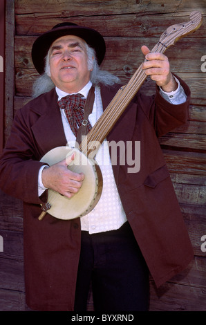 Stati Uniti d'America, Washington, Tacoma. 1850s periodo ri-enacter banjo riproduce a Fort Nisqually museo vivente di storia Foto Stock