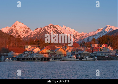 Canale, dei porti e delle montagne innevate in Sitka, Alaska durante un bellissimo tramonto. Foto Stock