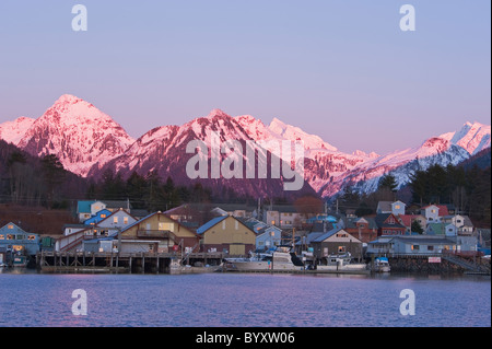 Canale, dei porti e delle montagne innevate in Sitka, Alaska durante un bellissimo tramonto. Foto Stock