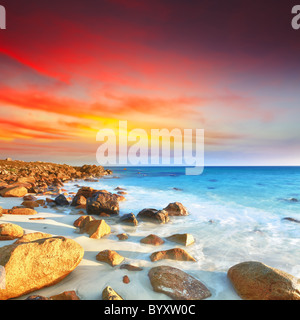 Tramonto sul mare. Pietra sul primo piano. Isola Condao Foto Stock