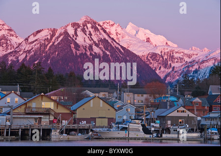 Canale, dei porti e delle montagne innevate in Sitka, Alaska durante un bellissimo tramonto. Foto Stock