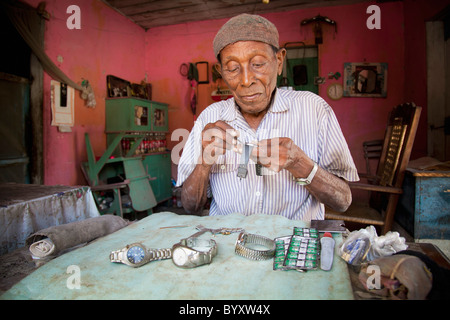 Un orologio di Haiti e aggiustatore di orologio che ha servito la sua comunità per decenni; Grand Goave, Haiti Foto Stock