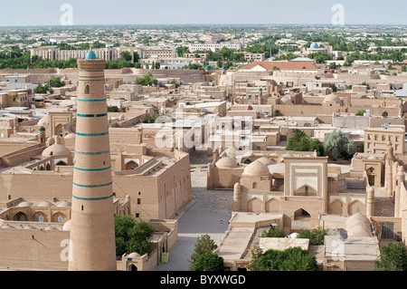 Vista di Khiva dal minareto di Islam Khodja Uzbekistan. Minareto Djuma Foto Stock