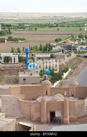 Vista di Khiva porta sud dal minareto di Islam Khodja Uzbekistan Foto Stock