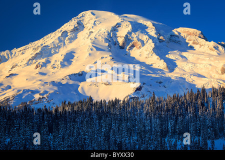 View of the south face of Mount Rainier at  sunset in the midst of winter Foto Stock