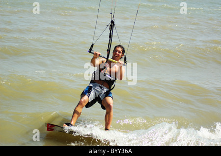 Sport estremo kiteboarding Kitesurf a Clacton-on-Sea Foto Stock