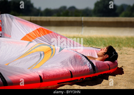 Il relax dopo il sport estremo kiteboarding Kitesurf a Clacton-on-Sea Foto Stock