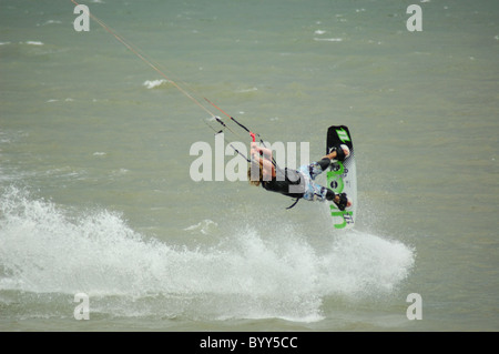 Sport estremo kiteboarding Kitesurf a Clacton-on-Sea Foto Stock