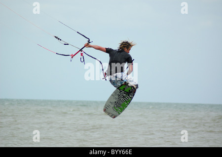 Sport estremo kiteboarding Kitesurf a Clacton-on-Sea Foto Stock