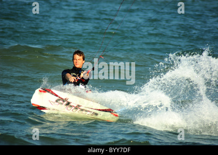 Sport estremo kiteboarding Kitesurf a Clacton-on-Sea Foto Stock