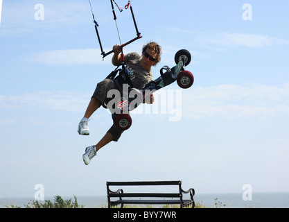 Sport estremo kiteboarding in Dovercourt Aquiloni Foto Stock