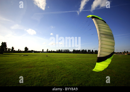 Sport estremo kiteboarding in Dovercourt Aquiloni Foto Stock