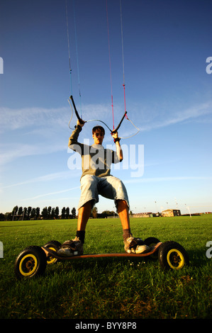 Sport estremo kiteboarding in Dovercourt Foto Stock