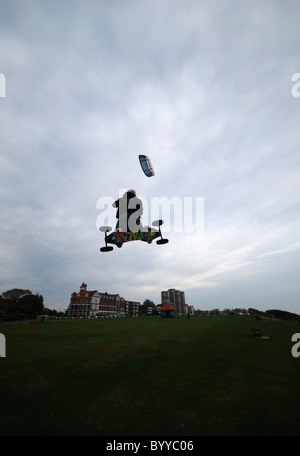 Sport estremo kiteboarding su Frinton verde. Foto Stock