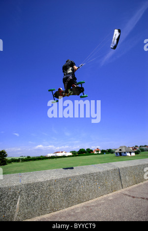 Sport estremo kiteboarding su Frinton verde. Foto Stock