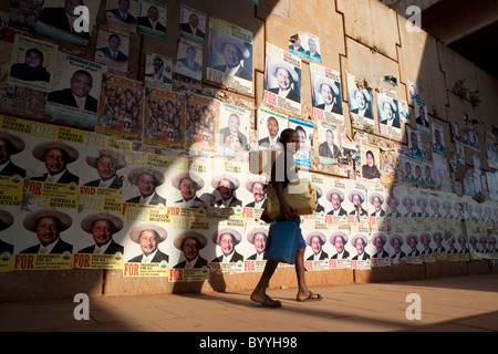 Le strade di Kampala, Uganda la città capitale, sono punteggiate con messaggi di campagna prima delle elezioni presidenziali nel febbraio 18. Foto Stock