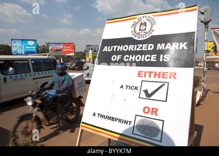 Le strade di Kampala, Uganda la città capitale, sono punteggiate con messaggi di campagna prima delle elezioni presidenziali nel febbraio 18. Foto Stock