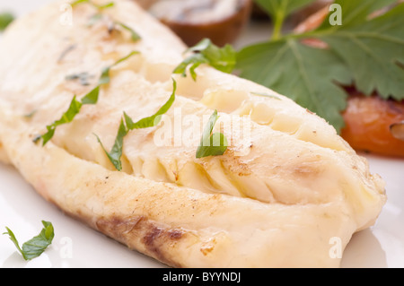 Tilapiini Filetto di manzo con verdure come primo piano su una piastra bianca Foto Stock