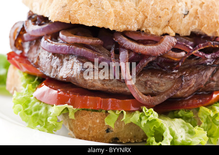 Hamburger di manzo con bistecca di manzo, anelli di cipolla e tomotos come closeup su sfondo bianco Foto Stock