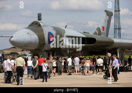 Vulcan ala delta bomber aeromobile sul display statico sulla pista di RAF Lyneham Foto Stock