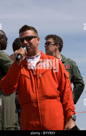 Rosso 10, Squadron Leader Graeme Bagnall, commentating sulle frecce rosse display a RAF Lyneham Foto Stock