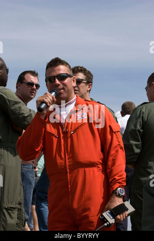 Rosso 10, Squadron Leader Graeme Bagnall, commentating sulle frecce rosse display a RAF Lyneham Foto Stock