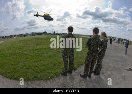 Cadetti guarda il Wiltshire Air Ambulance e elicottero della polizia tenuto spento Foto Stock