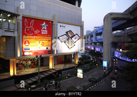 Siam Discovery shopping mall di Bangkok Foto Stock