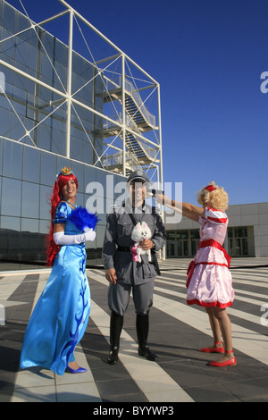 La gente vestita come cosplay di caratteri a romics trade show di roma 2010 Foto Stock