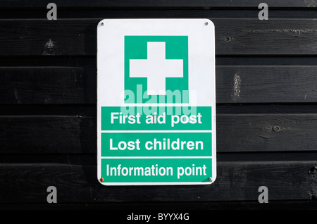 Primo soccorso post lost children punto informazioni segno su capannone nero Foto Stock