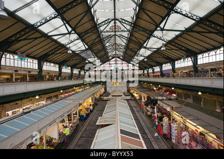 Vista interna del Vittoriano disposizioni interne mercato in Cardiff South Wales UK Foto Stock