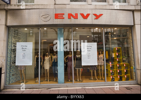 Chiudere la vendita a invidia ladies fashion store in Cardiff South Wales UK Foto Stock