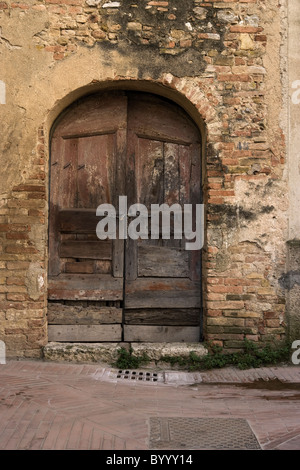 Porta a San Gimignano, Italia Foto Stock