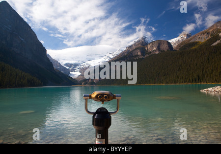 Coin-Operated binocolo o visualizzatore sul Lago Louise, il Parco Nazionale di Banff, Alberta, Canada Foto Stock