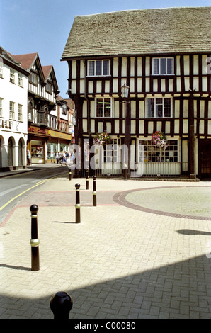 Luglio 1996: piazza del mercato, nero e bianco edificio, Evesham, Worcestershire, Vale of Evesham, England, Regno Unito, Europa Foto Stock