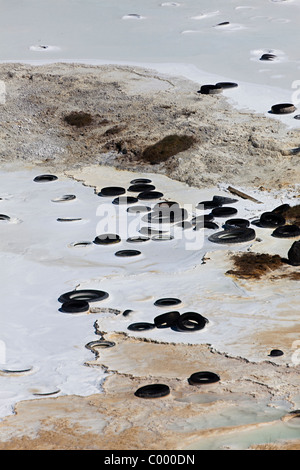 Depositi di tufo con importazioni oggetto di dumping di pneumatici vettura in Brook fondo molle Buxton Peak District DERBYSHIRE REGNO UNITO Foto Stock