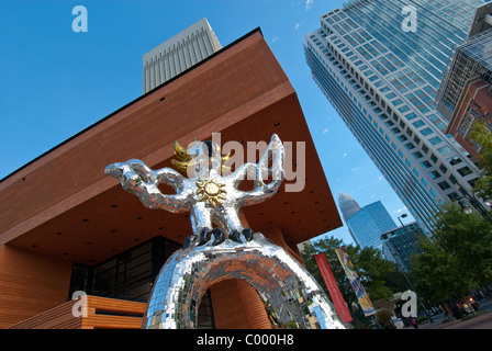 'L'Firebird', a 17 ft mosaico riflettente scultura di Niki de Saint Phalle, a Charlotte, Carolina del Nord Foto Stock