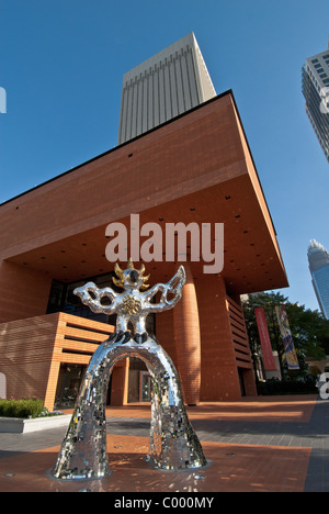 'L'Firebird', a 17 ft mosaico riflettente scultura di Niki de Saint Phalle, a Charlotte, Carolina del Nord Foto Stock