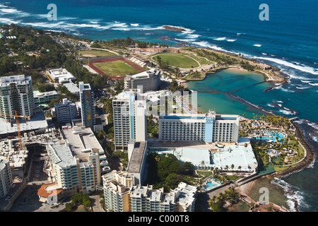 Vista aerea di San Juan City cercando il Caribe Hilton Resort San Juan, Puerto Rico. Foto Stock